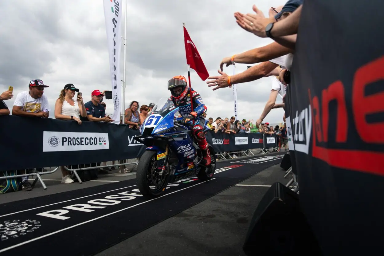 SSP | Round Francia 2025, Superpole: Can Öncü spacca il cronometro (insieme alla moto) e firma la pole a Magny-Cours