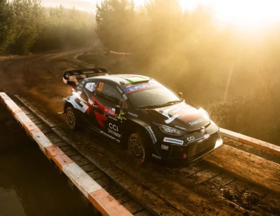 WRC | Rally del Cile 2025, PS1-3: Evans chiude in testa tra la nebbia ed il fango, Tänak a mezzo secondo. Errore e foratura per Rovanperä