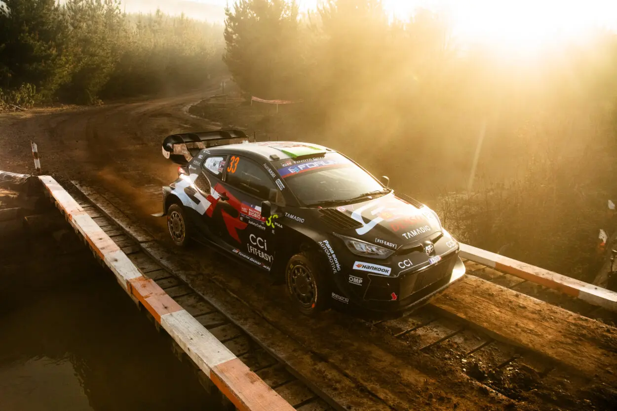 WRC | Rally del Cile 2025, PS1-3: Evans chiude in testa tra la nebbia ed il fango, Tänak a mezzo secondo. Errore e foratura per Rovanperä