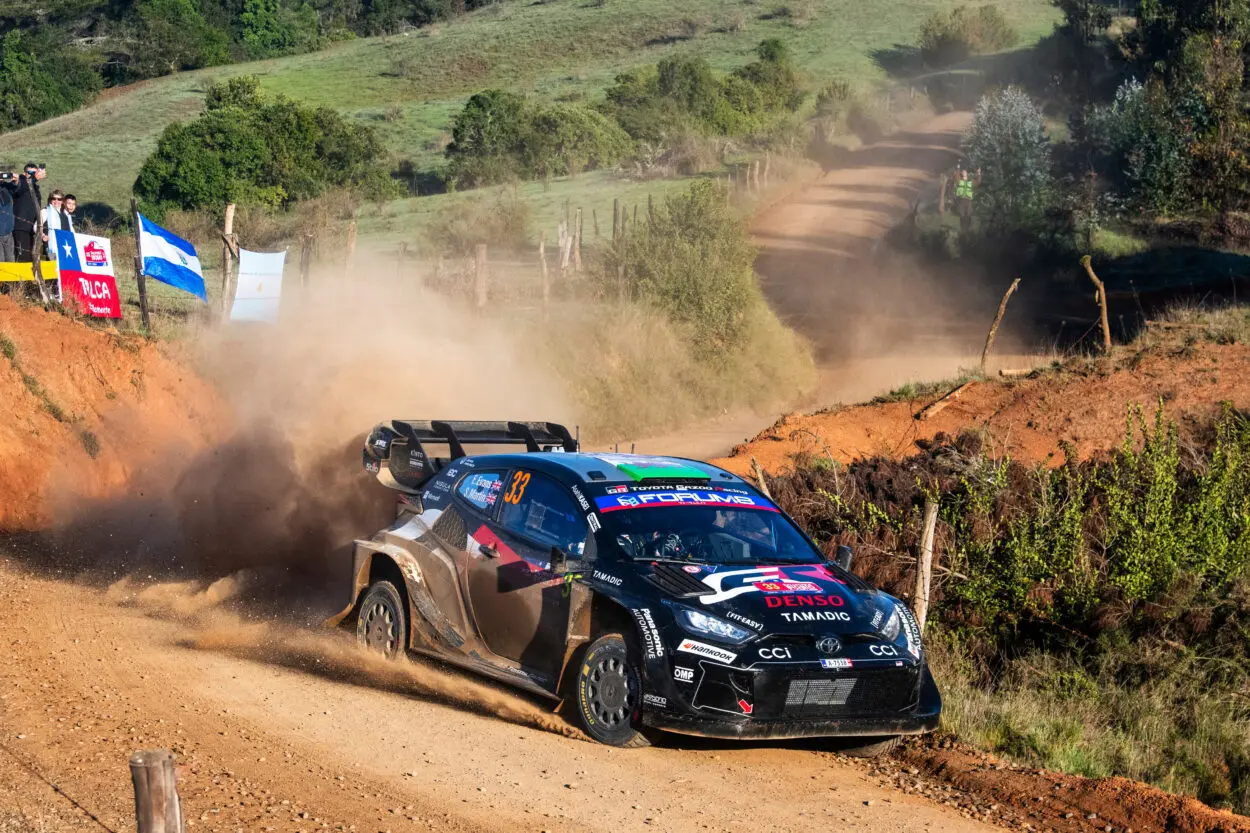 WRC | Rally del Cile 2025, PS7-9: colpaccio per Evans sotto la pioggia, da quinto a primo