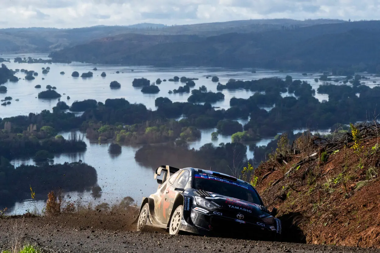 WRC | Rally del Cile 2025, PS10-12: Ogier chiude il sabato da leader in un duello serrato con Evans, Fourmaux è terzo