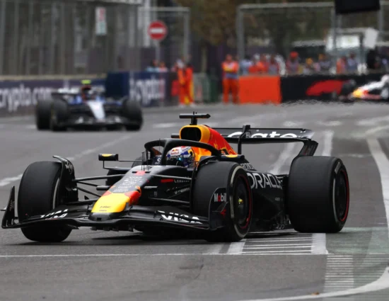 F1 | GP Azerbaijan 2025, gara: Verstappen domina mai inquadrato su Russell e un grande Sainz. Antonelli 4°, Ferrari senz’anima: Hamilton 8°, Leclerc 9°