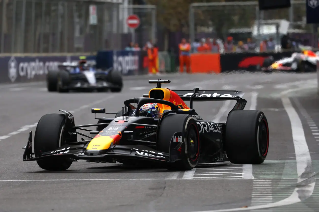 F1 | GP Azerbaijan 2025, gara: Verstappen domina mai inquadrato su Russell e un grande Sainz. Antonelli 4°, Ferrari senz’anima: Hamilton 8°, Leclerc 9°