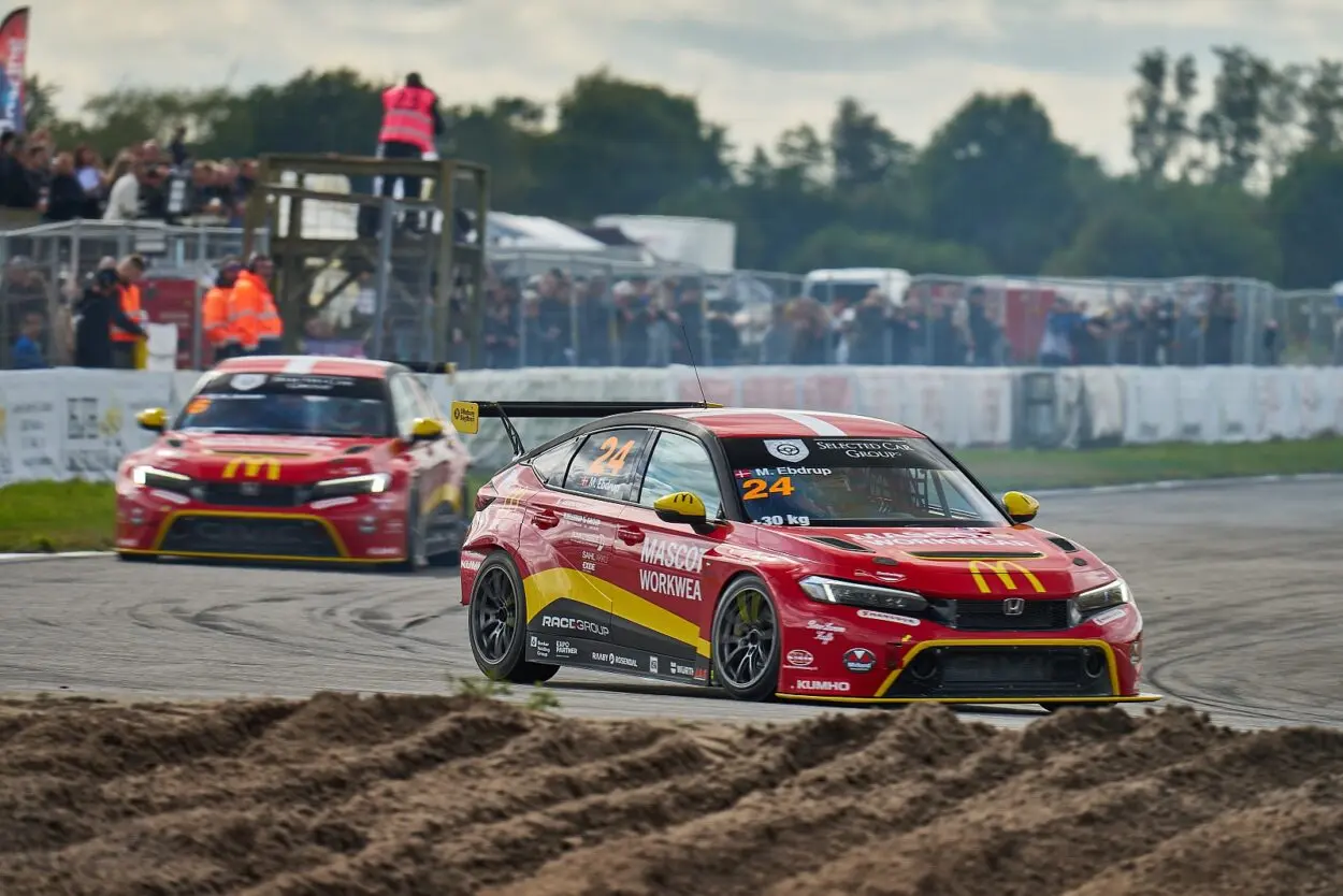 TCR Denmark | Padborg Night 2025: Finale polemico in casa Mascot. Ebdrup elimina Jensen e spodesta il “Re” dopo 5 anni diventando il nuovo campione