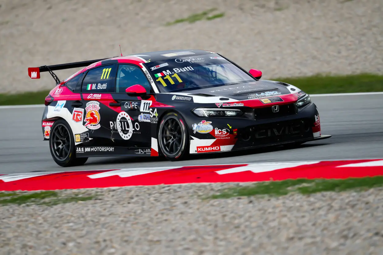 TCR Europe | Barcellona 2025, Butti: “Weekend devastante. Abbiamo fatto il possibile, ma a livello mentale non è stato facile. Possiamo solo imparare da questa sconfitta”