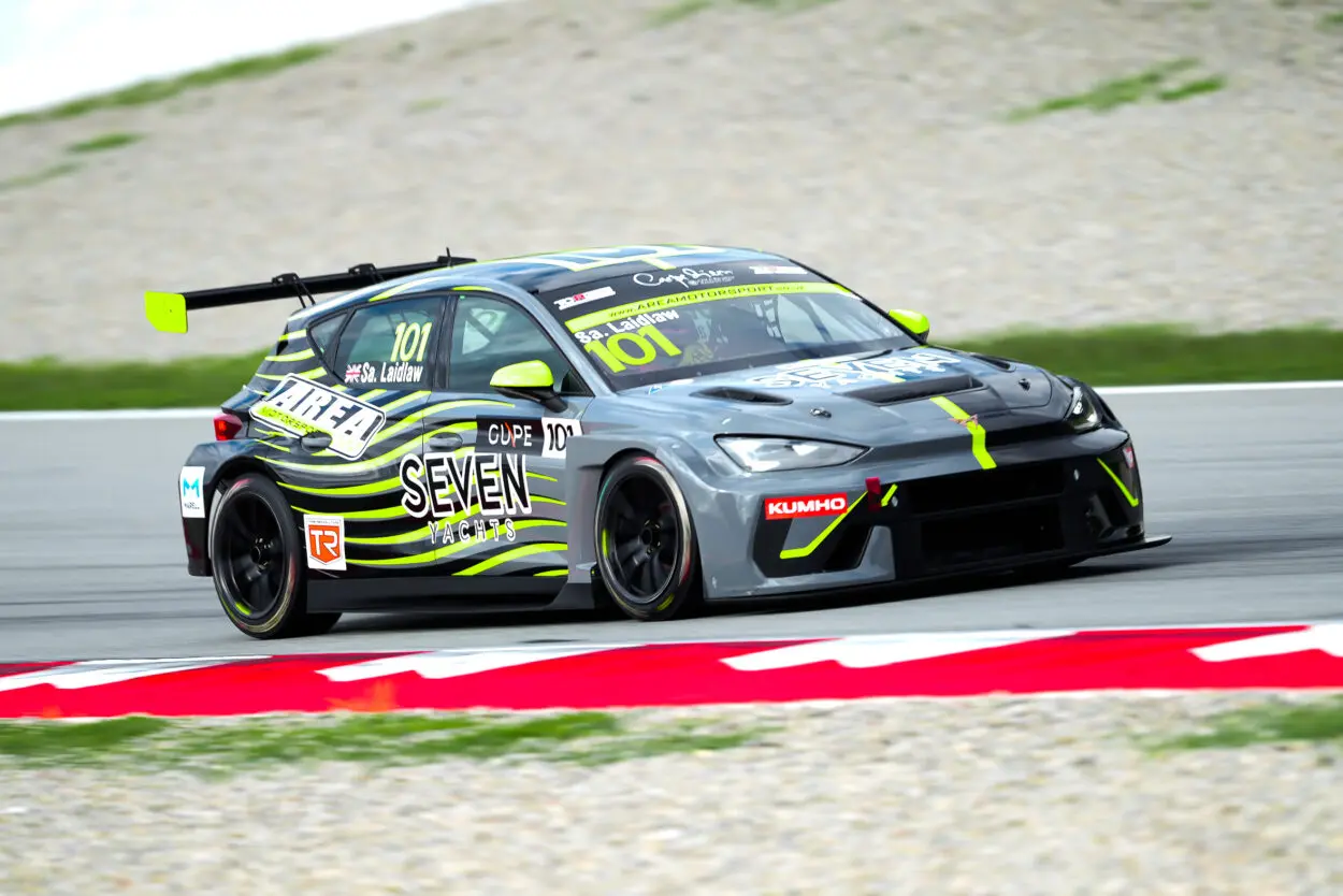 TCR Europe | Barcellona 2025, Sam Laidlaw: “Abbiamo fatto esperienza con un livello di piloti più alto rispetto allo UK. Qui devi fare in modo che ogni momento conti”