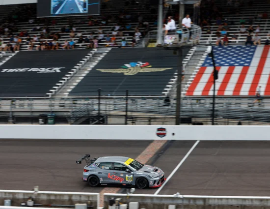 TCR Michelin Pilot Challenge | Indianapolis 2025: Show Cupra. Prima pole e vittoria negli USA, in rimonta dal fondo. Honda MMG ora nuova leader del campionato