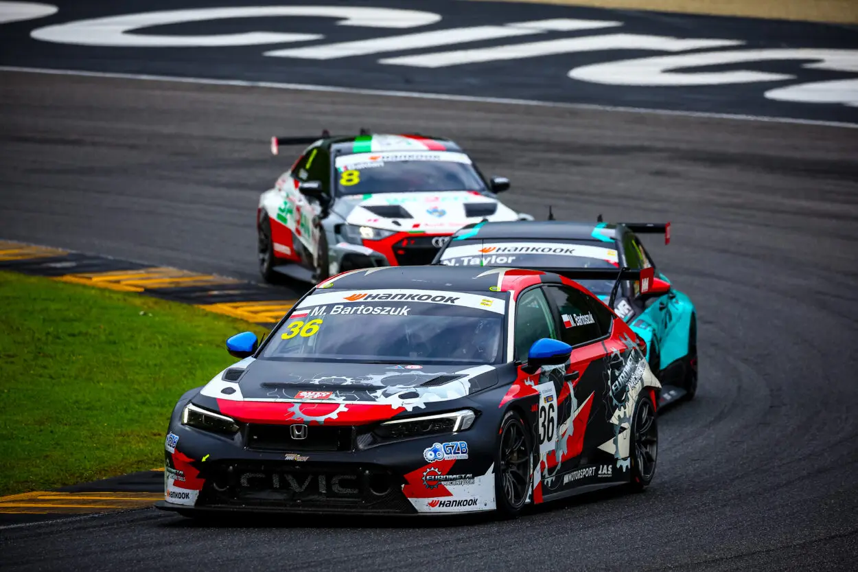 TCR Italy | Mugello 2025, Bartoszuk: “Gara 2 è andata davvero molto bene. Ho commesso un errore all’ultimo giro, ma continuo ad accumulare esperienza”