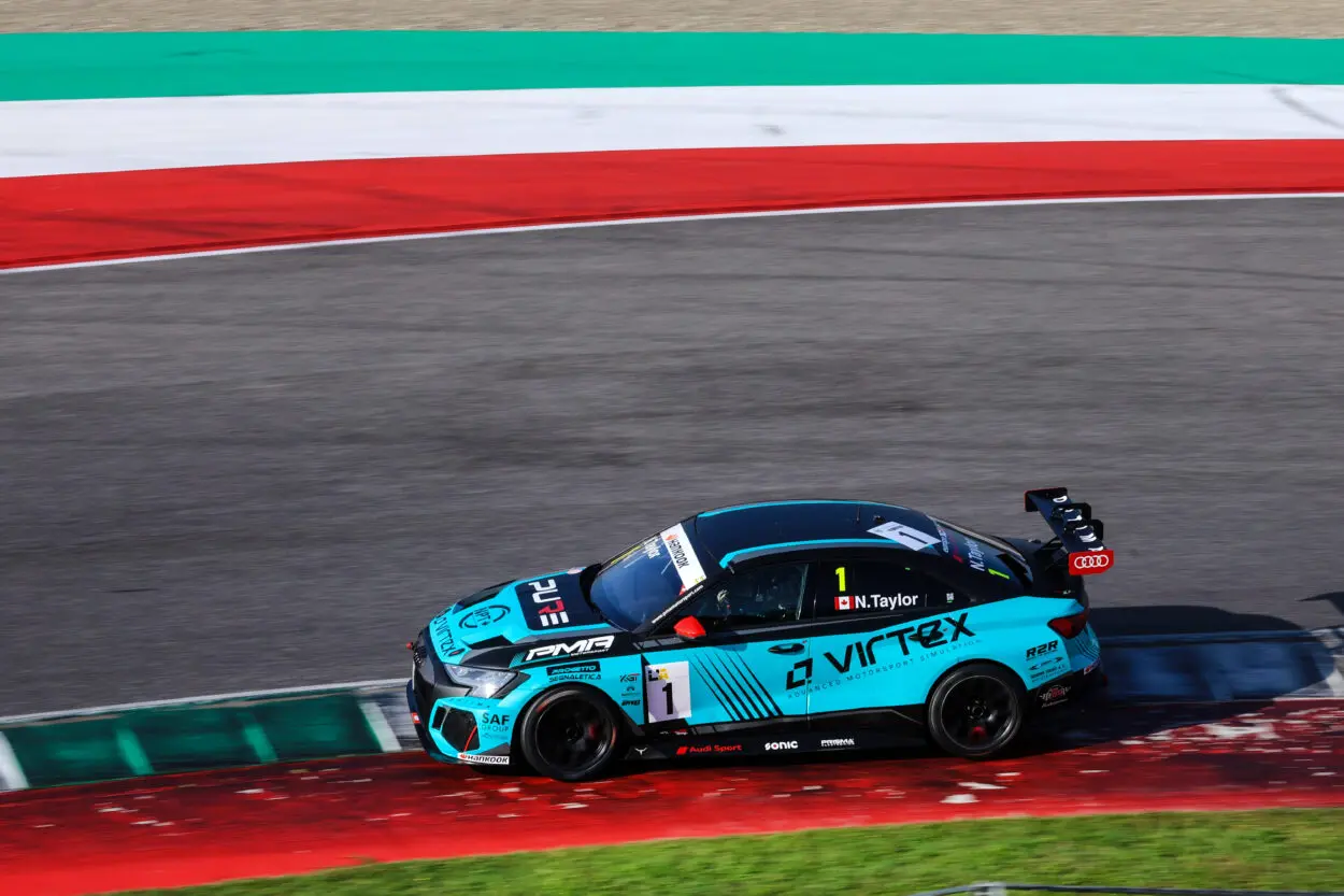 TCR Italy | Mugello 2025, Gara 2: Taylor vince con un sorpasso deciso sul finale ai danni di uno stoico Poloni. Baldan di nuovo 3°, resta al comando