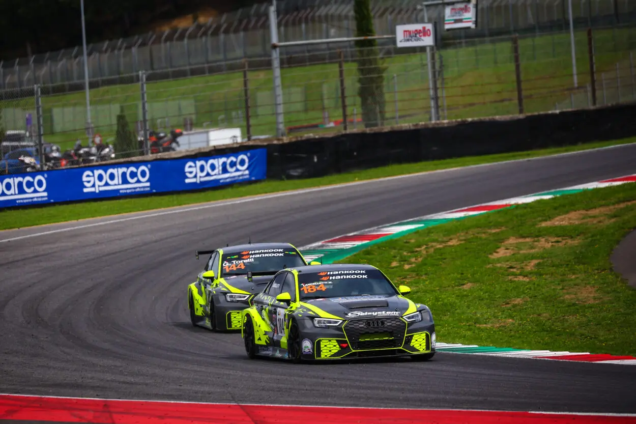 TCR Italy DSG | Mugello 2025, Gara 2: Torelli cede a Lancellotti il primo successo stagionale, doppietta Planet. Ritiro al primo giro per Brigliadori