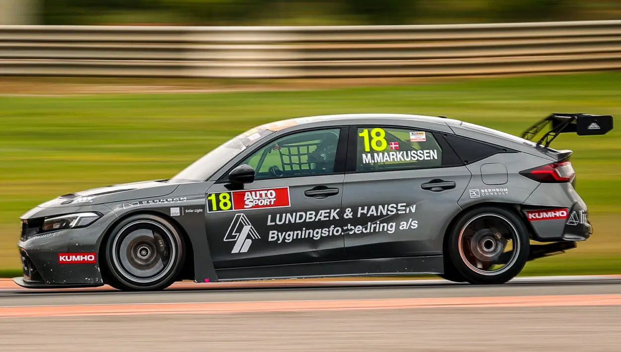 TCR Spain | Jerez 2025, Gara 2: Markussen deciso conquista la prima vittoria spagnola davanti ad Halder. Gené settimo e penalizzato
