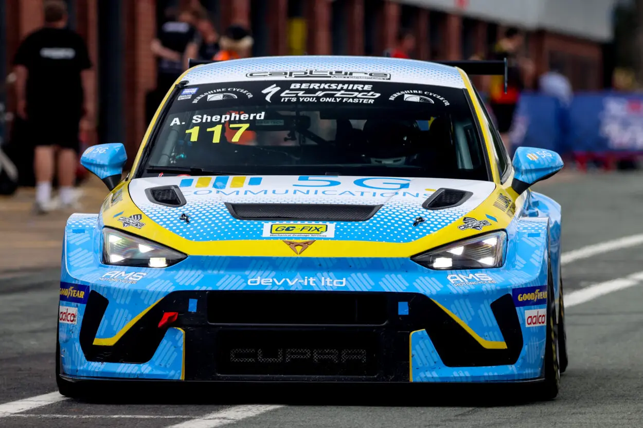 TCR UK | Snetterton 2025, Qualifiche: Adam Shepherd sempre il più veloce. Ottimo debutto per Hall (3°), Newsham solo 10°