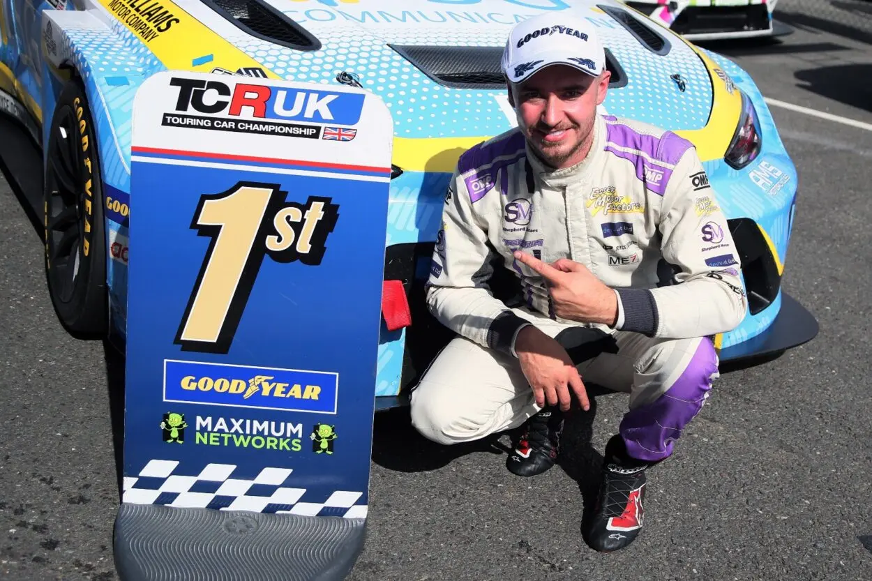 TCR UK | Snetterton 2025, Gara 1: Imprendibile Shepherd vince davanti a Newsham in rimonta dal fondo e Hall alla prima corsa nel TCR