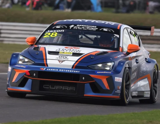 TCR UK | Snetterton 2025, Gara 2: Sotto il diluvio Jaxon conquista il primo successo davanti all’eccellente Hall. Shepherd 4°, Newsham out