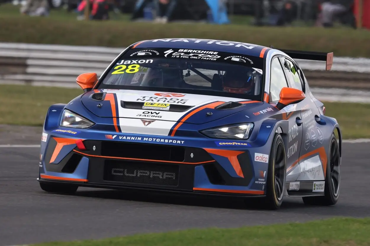 TCR UK | Snetterton 2025, Gara 2: Sotto il diluvio Jaxon conquista il primo successo davanti all’eccellente Hall. Shepherd 4°, Newsham out