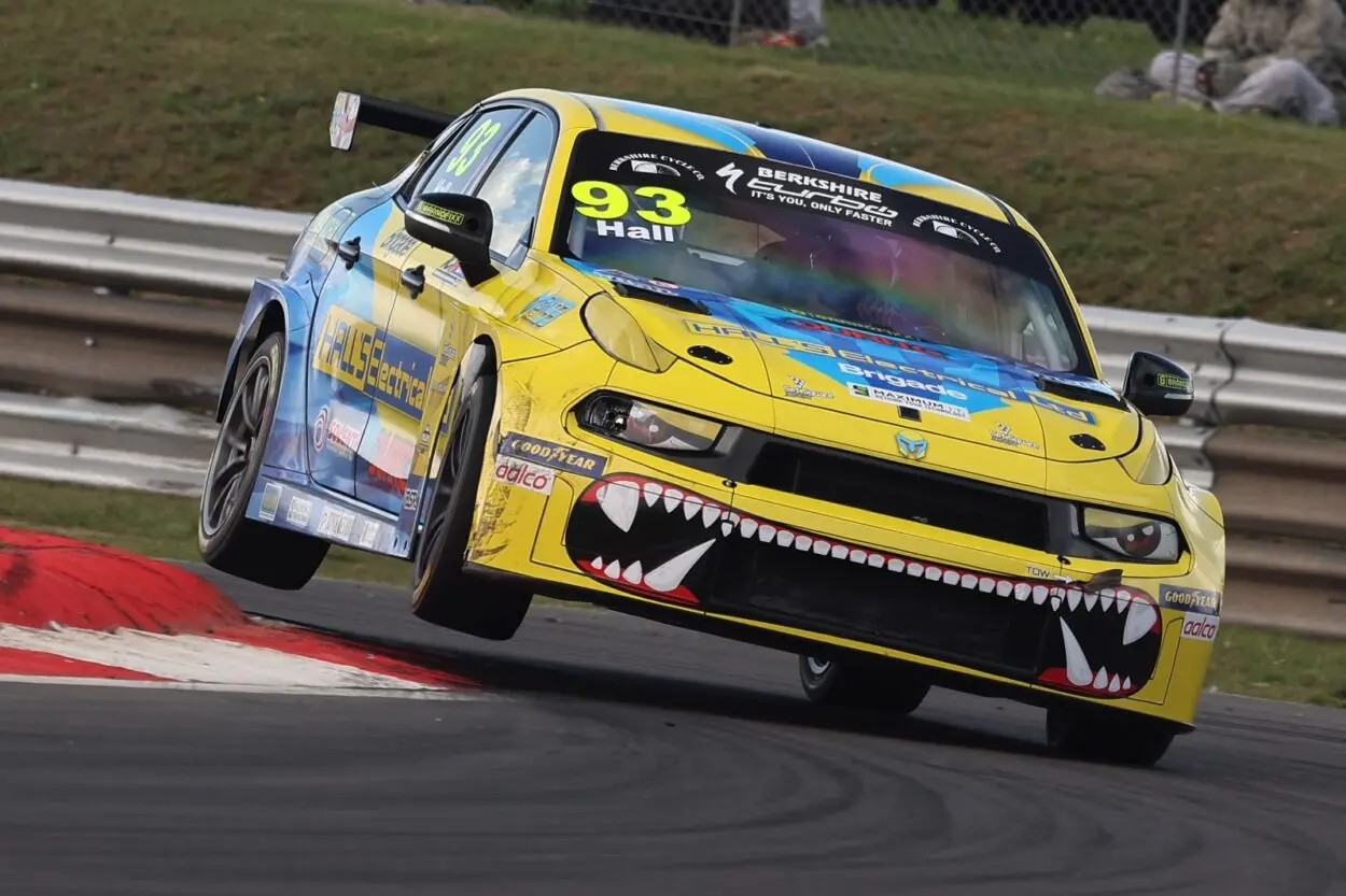 TCR UK | Snetterton 2025, Penalità Gara 2: Hall arretrato per il contatto con Hutchison, reprimenda per Laidlaw dopo il contatto con Newsham