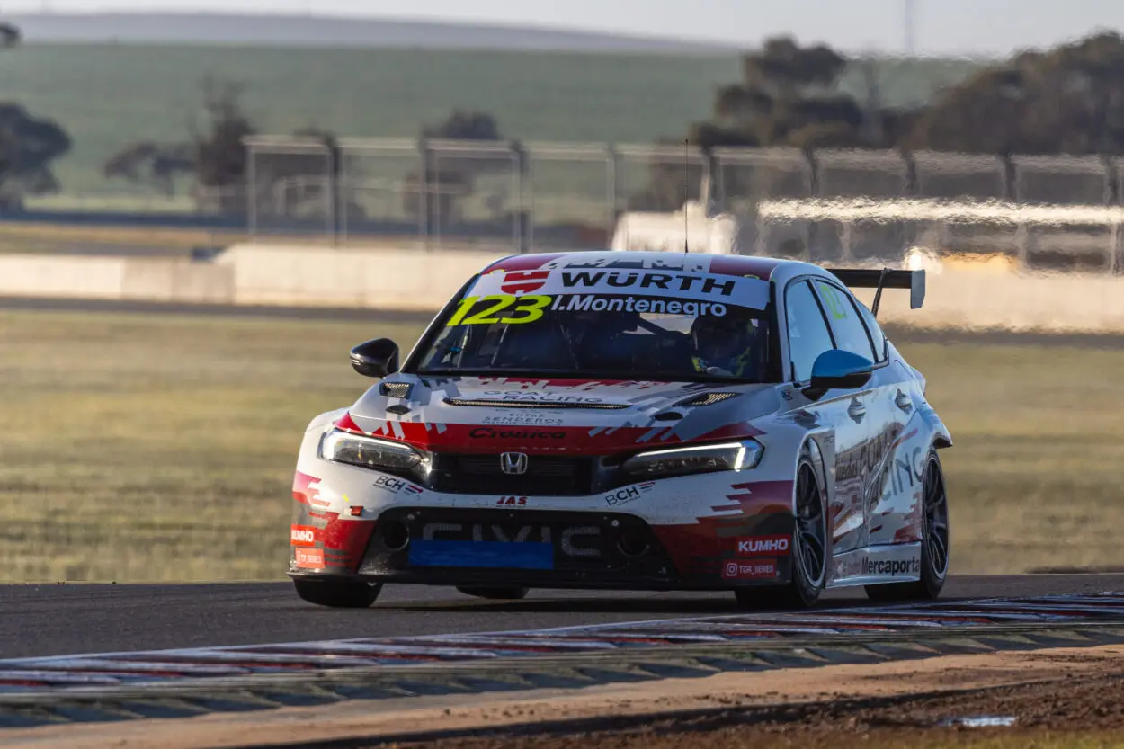 TCR World Tour | Tailem Bend 2025, Penalità Post Gara 1: Montenegro sanzionato per il contatto su Björk