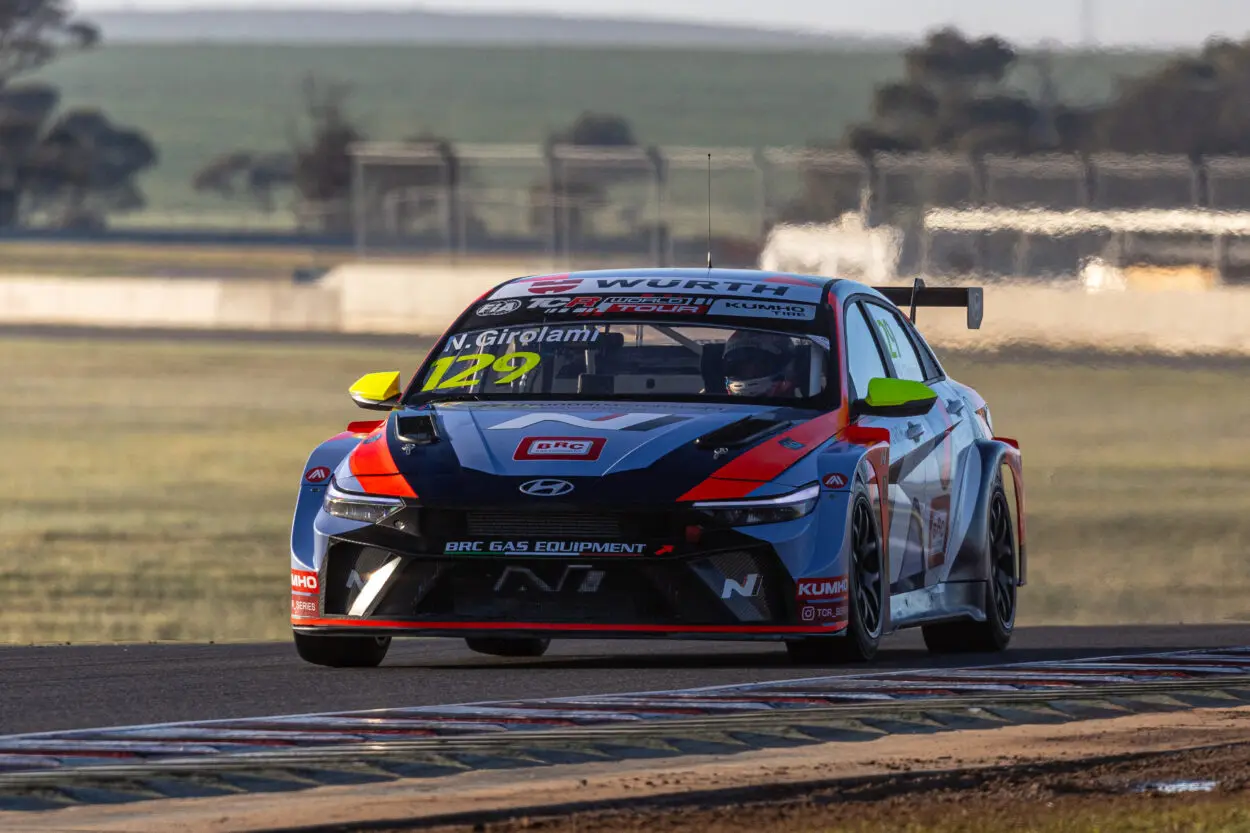 TCR World Tour | Tailem Bend 2025, Gara 2: Tripletta argentina, Girolami vince davanti a Guerrieri e Montenegro. Buchan campione TCR Australia Cup