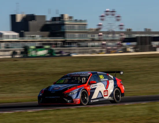 TCR World Tour | Tailem Bend 2025, Gara 1: Azcona vola, ma la partenza anticipata gli nega la vittoria per due millesimi. Michelisz eredita il successo