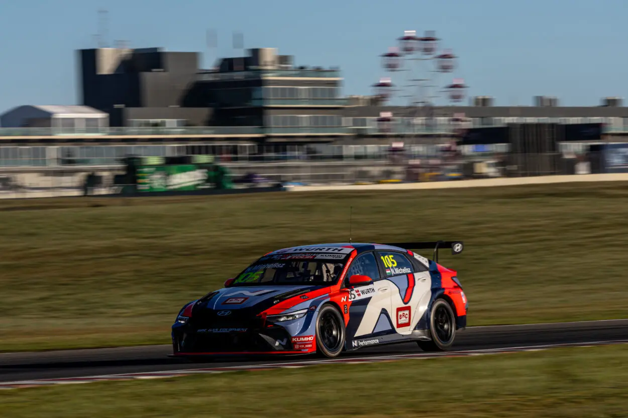TCR World Tour | Tailem Bend 2025, Gara 1: Azcona vola, ma la partenza anticipata gli nega la vittoria per due millesimi. Michelisz eredita il successo