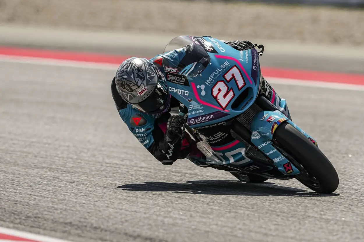 Moto2 | GP Catalogna 2025, gara: Holgado domina, magnifico podio da sostituto per Munoz. Out Canet mentre fatica Moreira (14°)