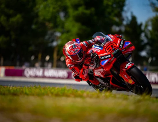 MotoGP | GP Catalogna 2025, Gara Sprint: Marc Márquez approfitta di un errore del fratello Álex e vince ancora