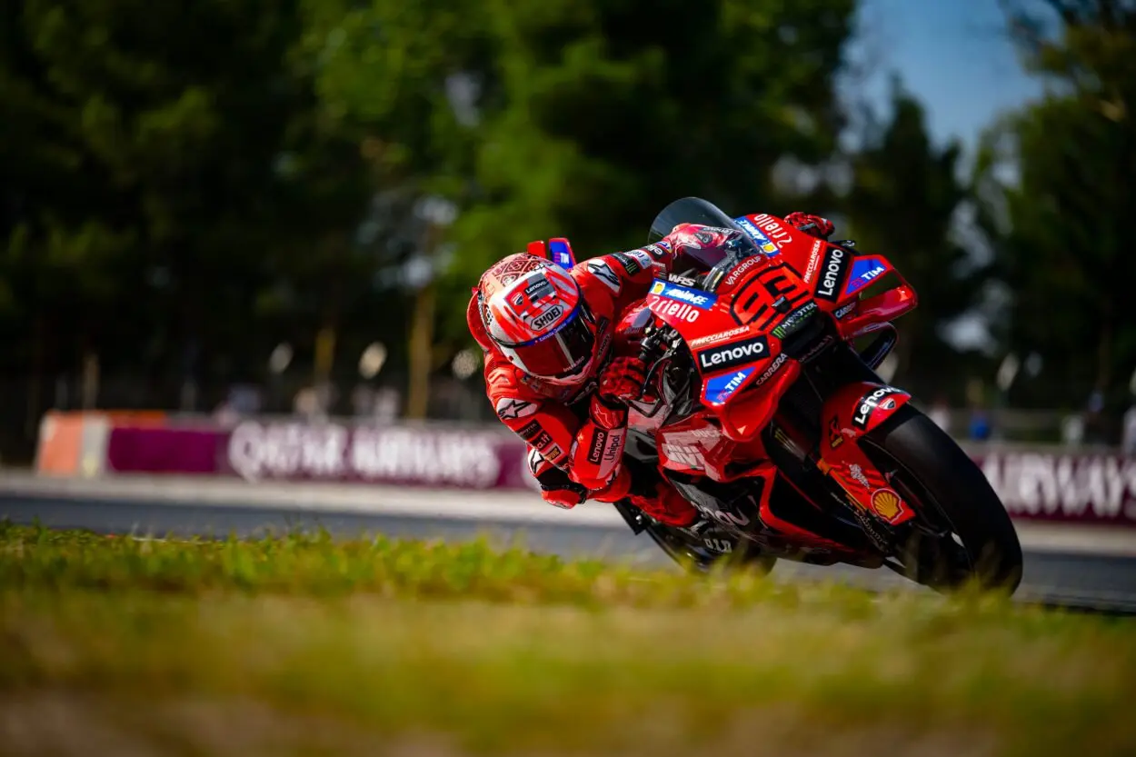 MotoGP | GP Catalogna 2025, Gara Sprint: Marc Márquez approfitta di un errore del fratello Álex e vince ancora