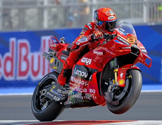 MotoGP | GP San Marino 2025, gara: Marc Marquez vince ancora a Misano, 2° Bezzecchi. Bagnaia a terra