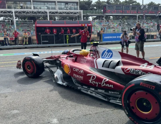 F1 | GP Azerbaijan 2025, FP2: doppietta Ferrari Hamilton-Leclerc, poi le Mercedes. Norris a muro, McLaren danneggiata