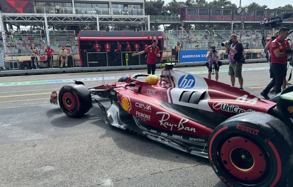 F1 | GP Azerbaijan 2025, FP2: doppietta Ferrari Hamilton-Leclerc, poi le Mercedes. Norris a muro, McLaren danneggiata