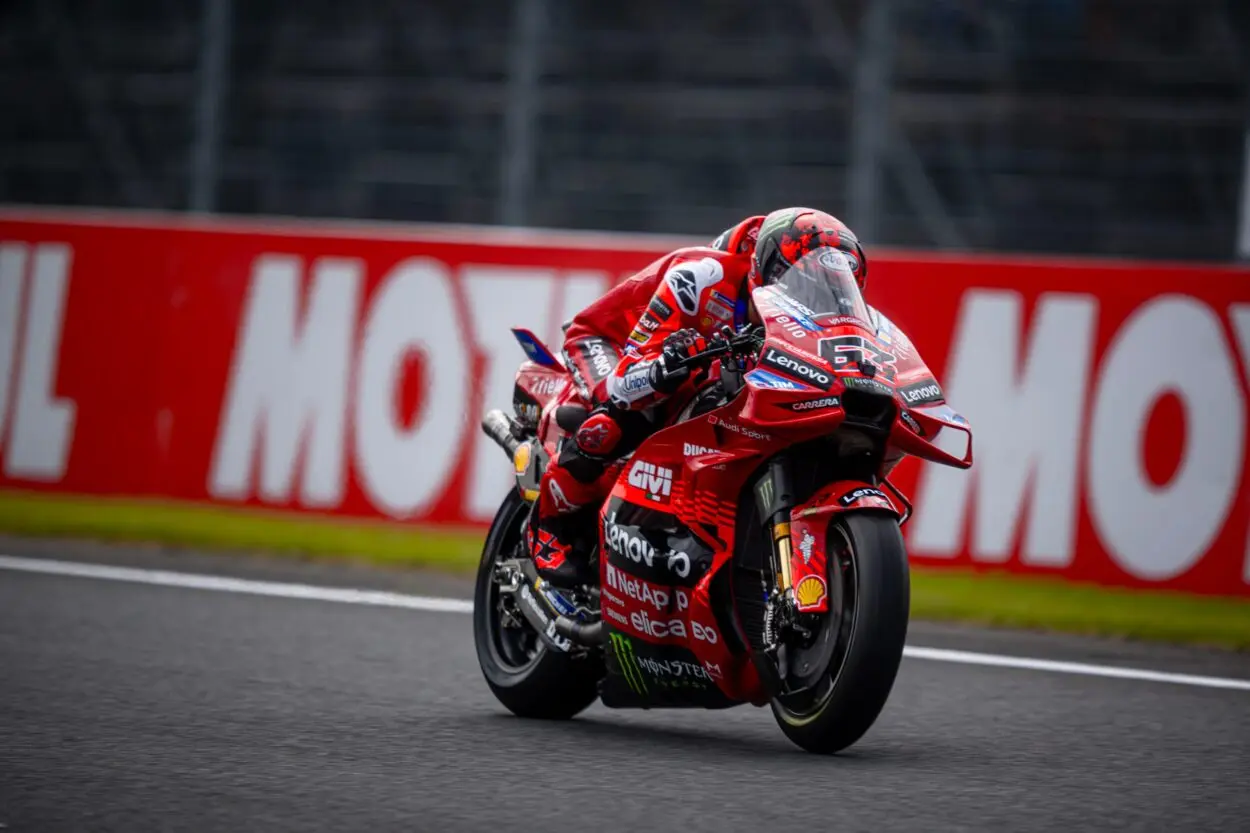 MotoGP | GP Giappone 2025, Qualifiche: Francesco Bagnaia risponde alle critiche e conquista la pole a Motegi