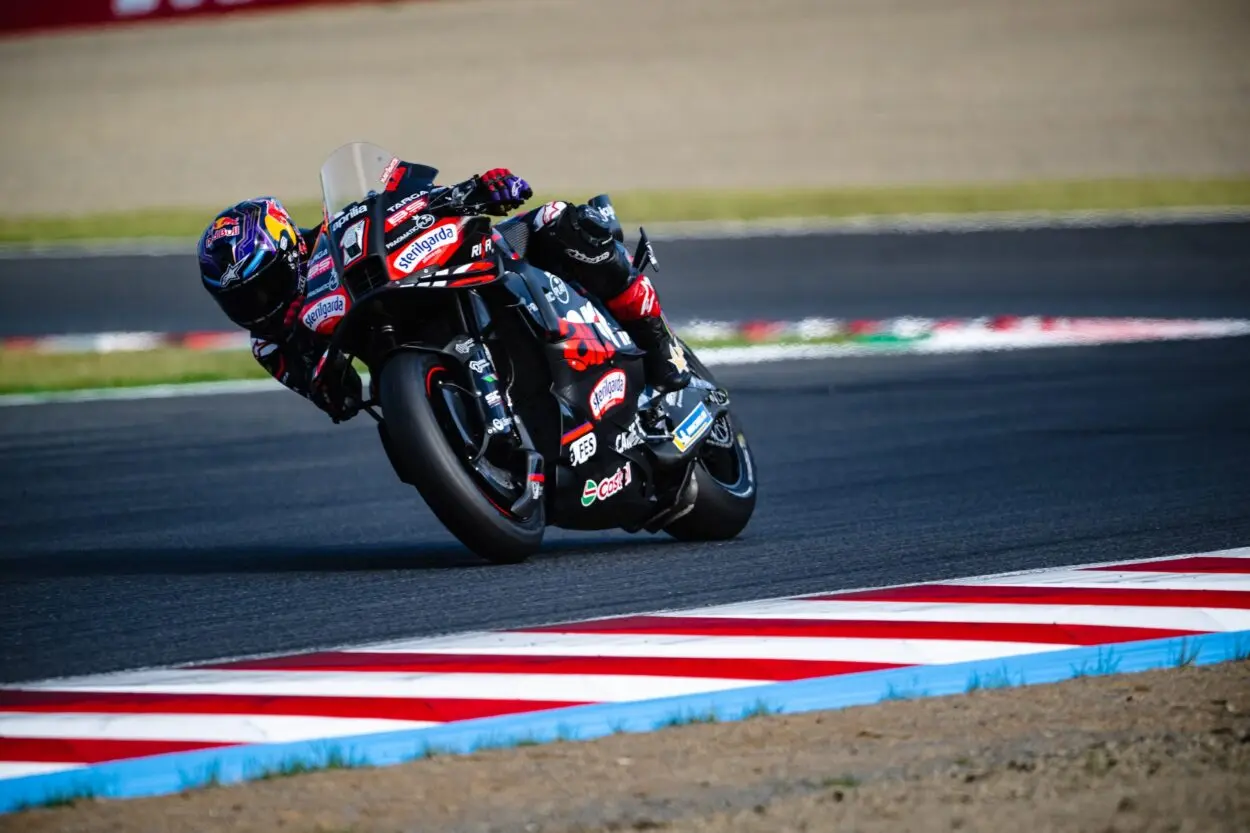 MotoGP | GP Giappone 2025: caos al via della Sprint, frattura scomposta alla clavicola destra per Martín, contusione alla gamba destra per Bezzecchi