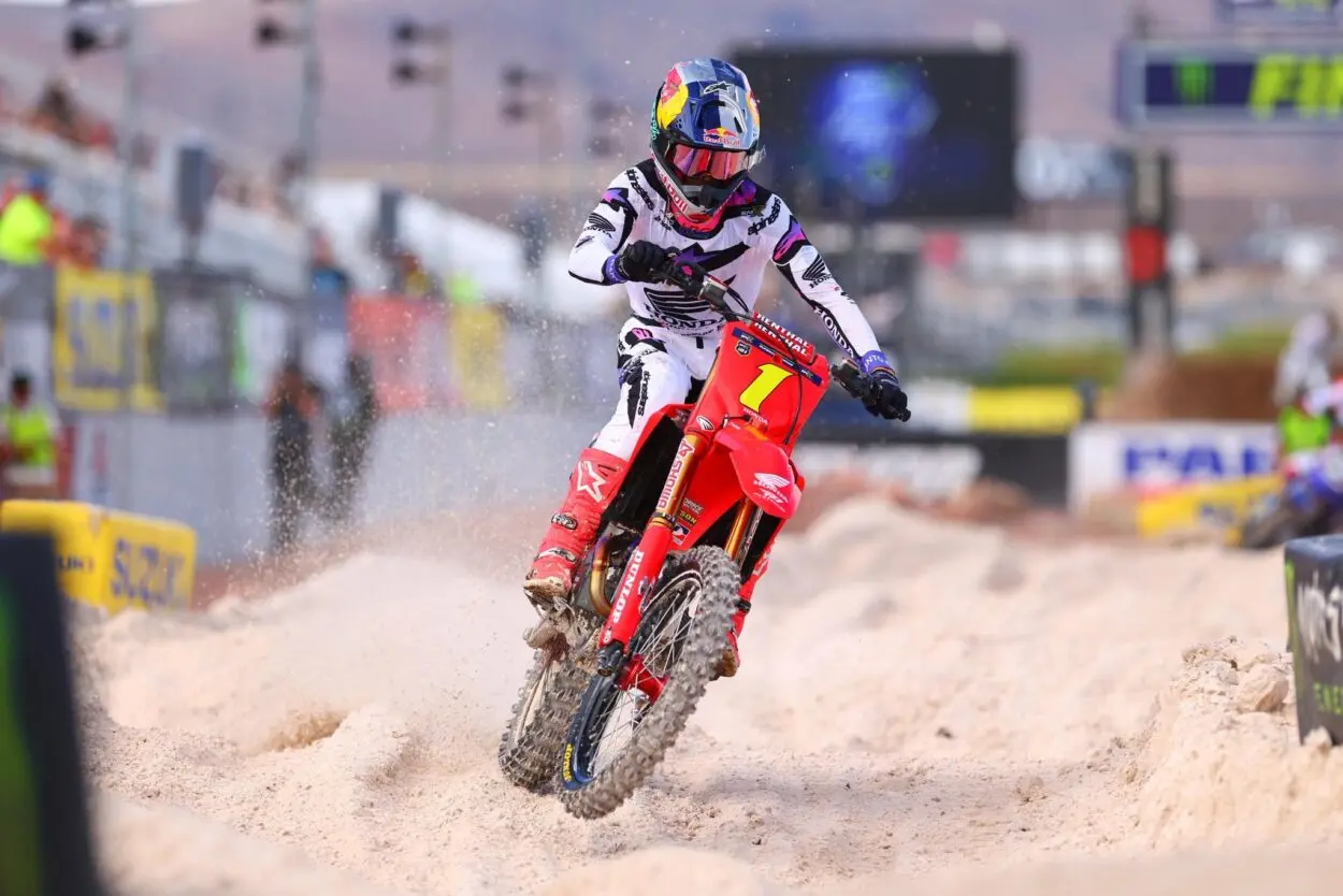 SuperMotocross | Terzo titolo consecutivo per Jett Lawrence nella finale di Las Vegas