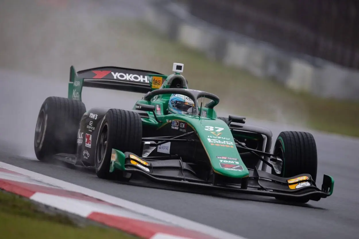 Super Formula | Fuji #2 2025: Sacha Fenestraz vince una non-gara fermata dalla pioggia battente