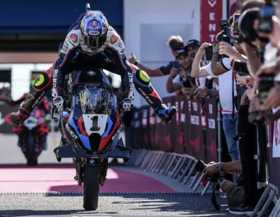 SBK | Round Estoril 2025, Superpole: Toprak Razgatlıoğlu demolisce il record della pista! Le Ducati Aruba completano la prima fila