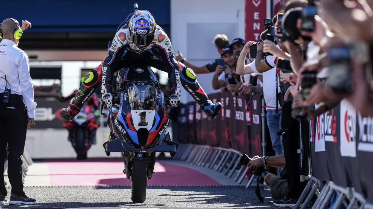 SBK | Round Estoril 2025, Superpole: Toprak Razgatlıoğlu demolisce il record della pista! Le Ducati Aruba completano la prima fila