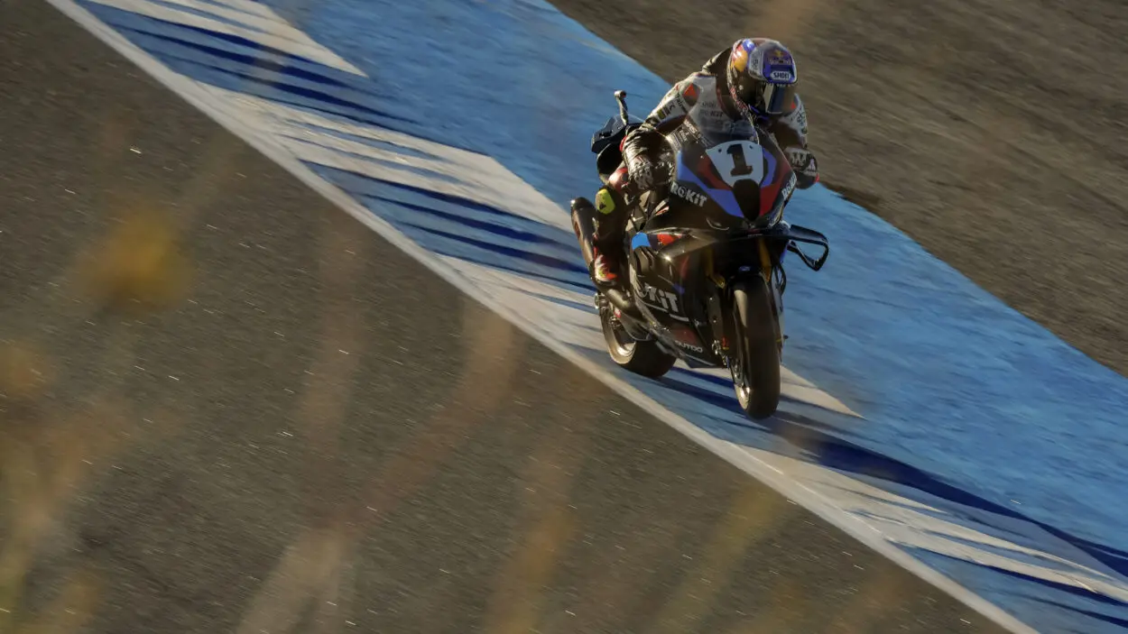 SBK | Round Estoril 2025, FP3: Razgatlıoğlu torna al comando, Bulega 5° a quattro decimi