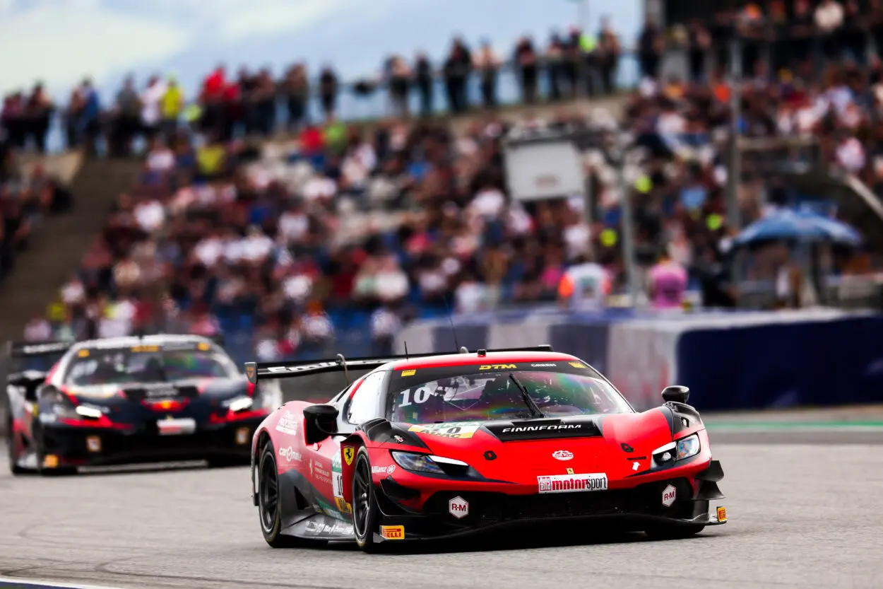 DTM | Hockenheim 2025, Qualifiche 1: tripletta Ferrari, Ben Green ottiene la pole position davanti ad Aitken e Vermeulen