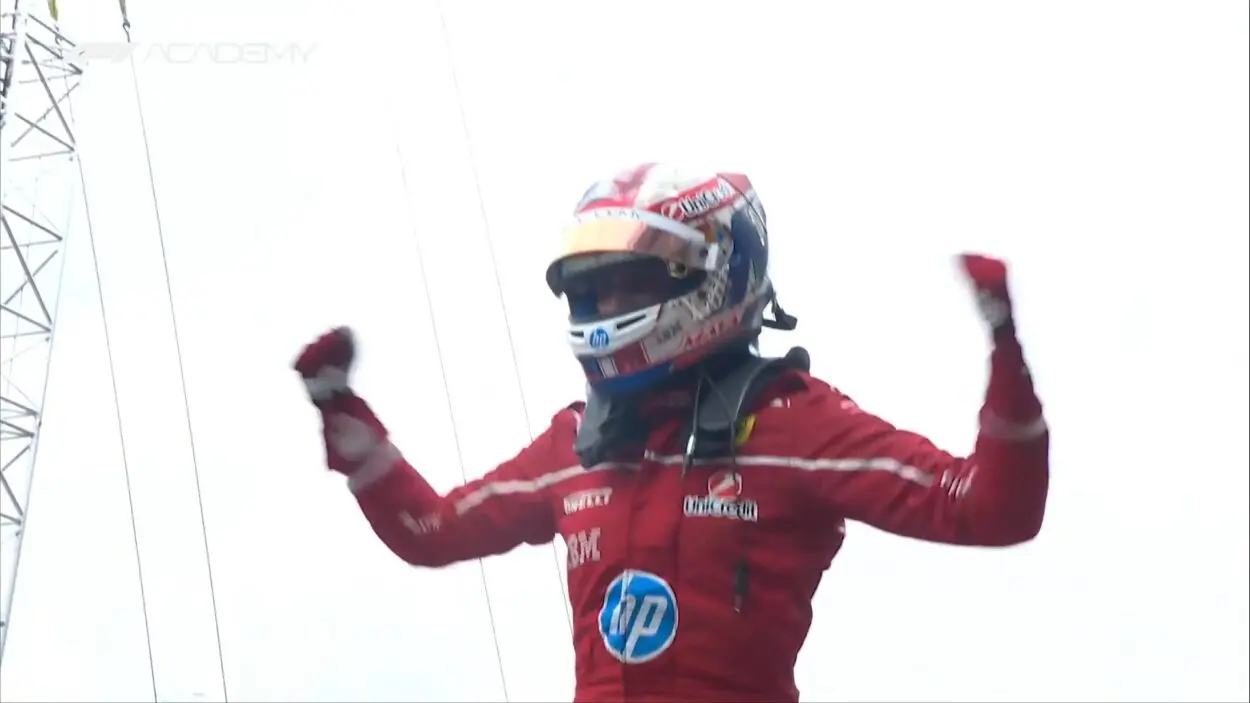 F1 Academy | GP Singapore 2025, Gara 2: Maya Weug trionfa con un sorpasso all’ultimo giro su Pin, terza Lloyd