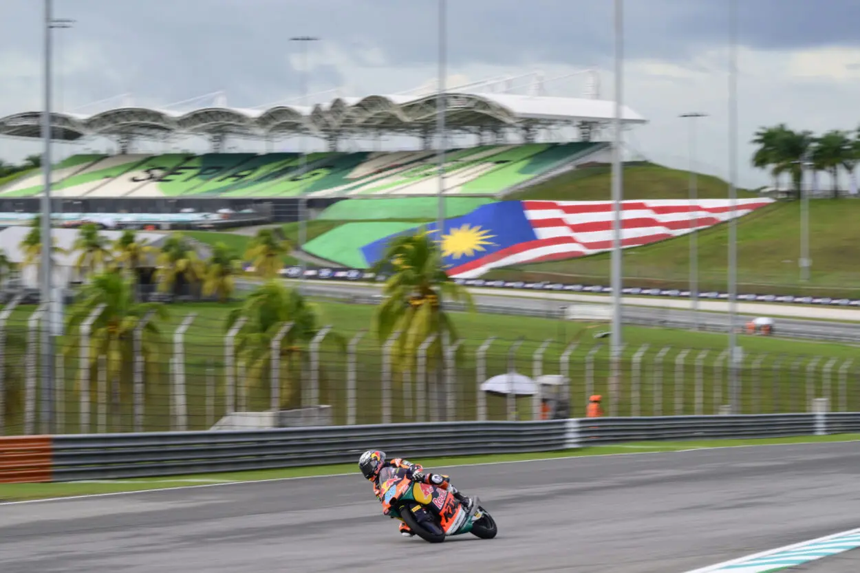 Moto3 | GP Malesia 2025, gara: incidente nel giro di schieramento tra Rueda e Dettwiler (coscienti), partenza rimandata