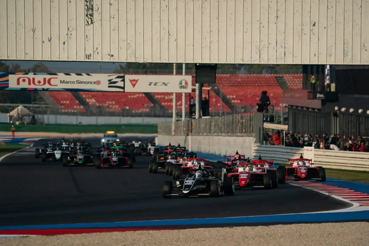 F4 Italia | Misano #2 2025, Gara 3 (Gruppo A-C): Gabriel Gomez prende la sua quarta vittoria stagionale