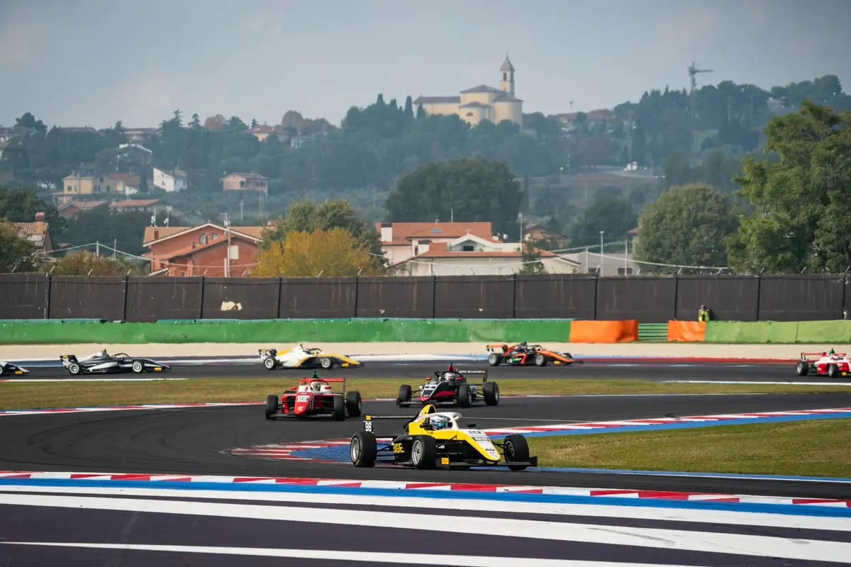 F4 Italia | Misano #2 2025, Gara 4 (Finale): Sebastian Wheldon fa tris di vittorie, argento per Kean Nakamura-Berta