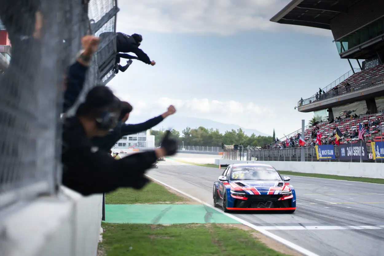 TCR Europe | Barcellona 2025, Junesung Park: “Viaggio difficile fino all’ultimo round, ma felice di chiudere con una vittoria. Grazie a tutto il team per avermi dato una macchina competitiva”