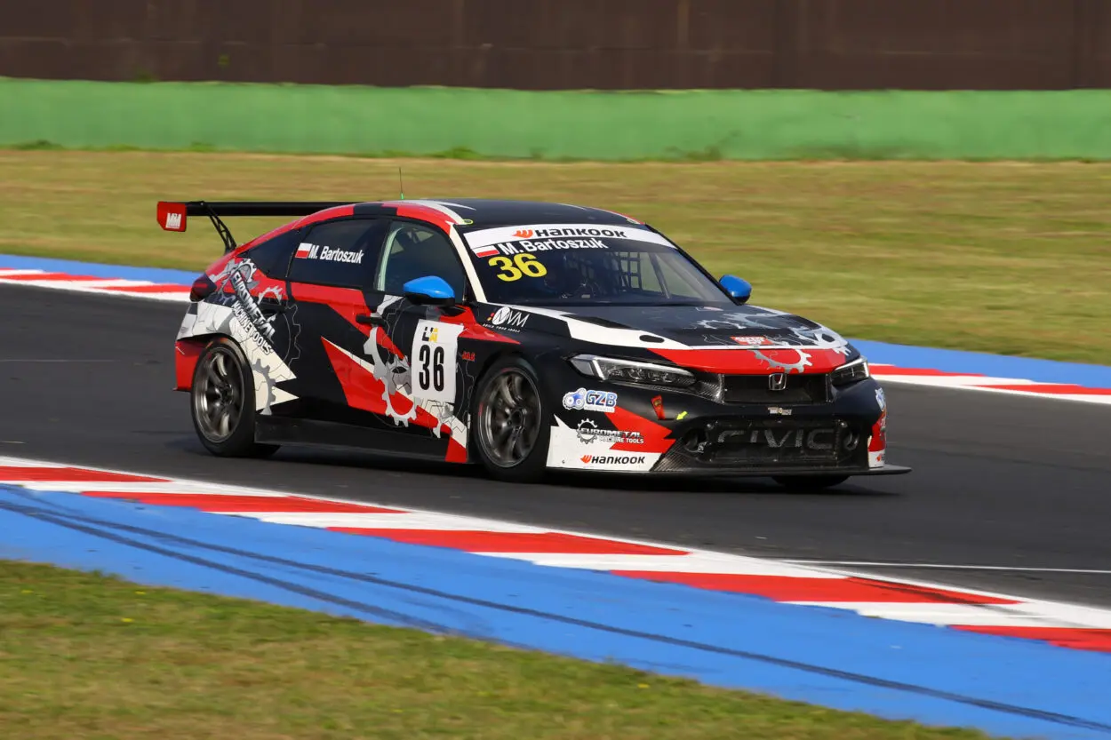 TCR Italy | Misano #2 2025, Bartoszuk: “Dalla prima gara ho imparato tante cose e quest’anno è stato di apprendimento. Una stagione da 50 e 50”