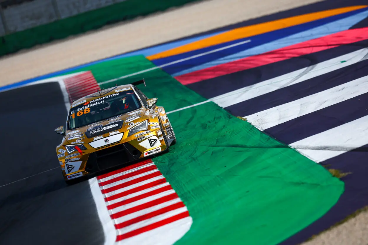 TCR Italy DSG | Misano #2 2025, Gara 1: Roccadelli vince, ma Brigliadori 2° è il nuovo campione