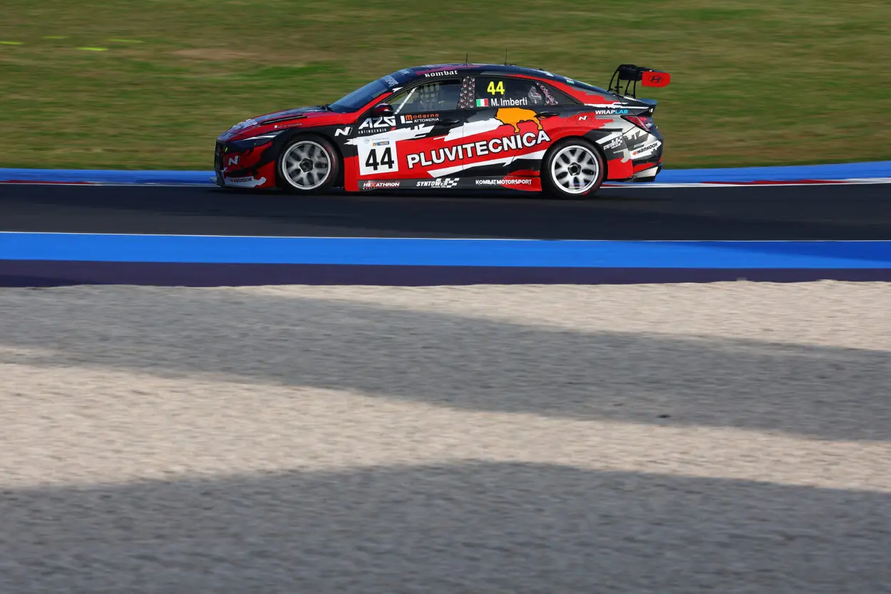 TCR Italy | Misano #2 2025, Gara 1: Imberti indomabile, scappa e ottiene la seconda vittoria dell’anno. Taylor precede Baldan sul podio
