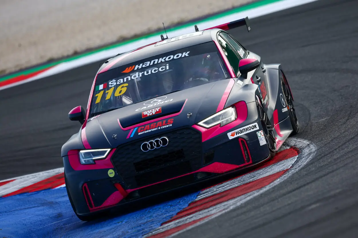 TCR Italy DSG | Misano #2 2025, Gara 2: Sandrucci torna al successo grazie a una foratura dell’ultimo giro per il dominatore Brigliadori (2°)