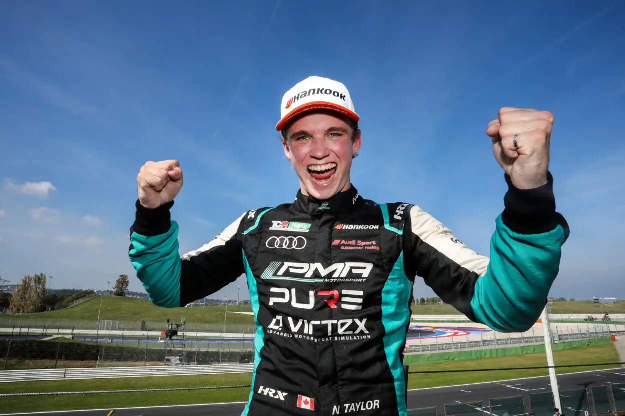 TCR Italy | Misano #2 2025, Gara 2: Nicolas Taylor suona la quinta in una corsa scoppiettante davanti a Ley e Baldan. PMA team campione