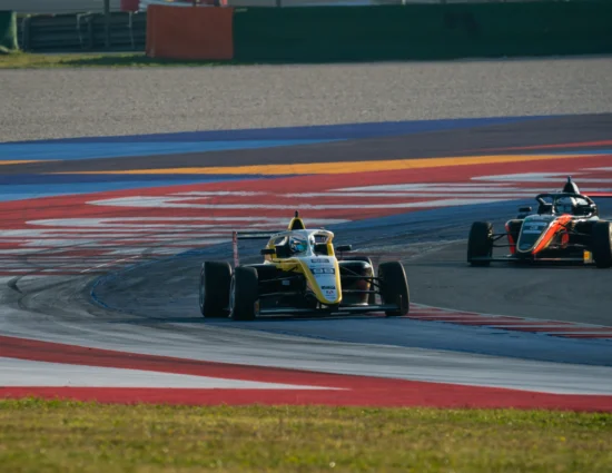 F4 Italia | Misano #2 2025, Gara 1 (Gruppo B/C): Sebastian Wheldon domina, Kean Nakamura-Berta rimonta e fa un passo ulteriore verso il titolo