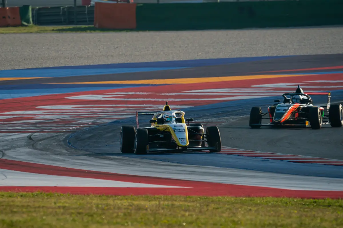 F4 Italia | Misano #2 2025, Gara 1 (Gruppo B/C): Sebastian Wheldon domina, Kean Nakamura-Berta rimonta e fa un passo ulteriore verso il titolo